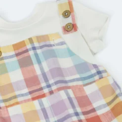 Outfit mit Latzhose buntes Karomuster 74