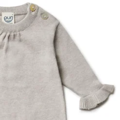 Strickoverall mit Seide und Rüsche tan 62/68